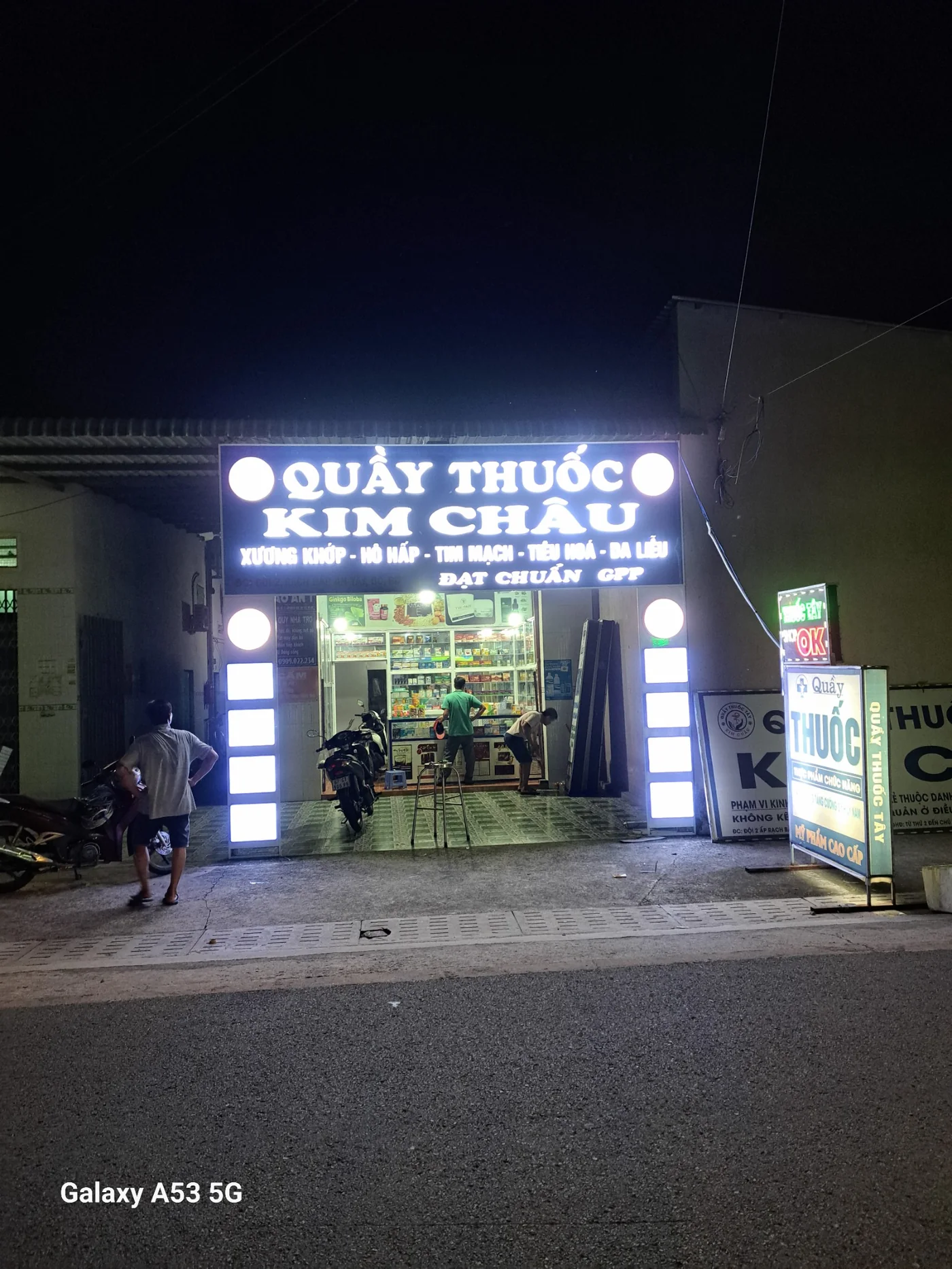 Quầy thuốc Kim Châu ban đêm