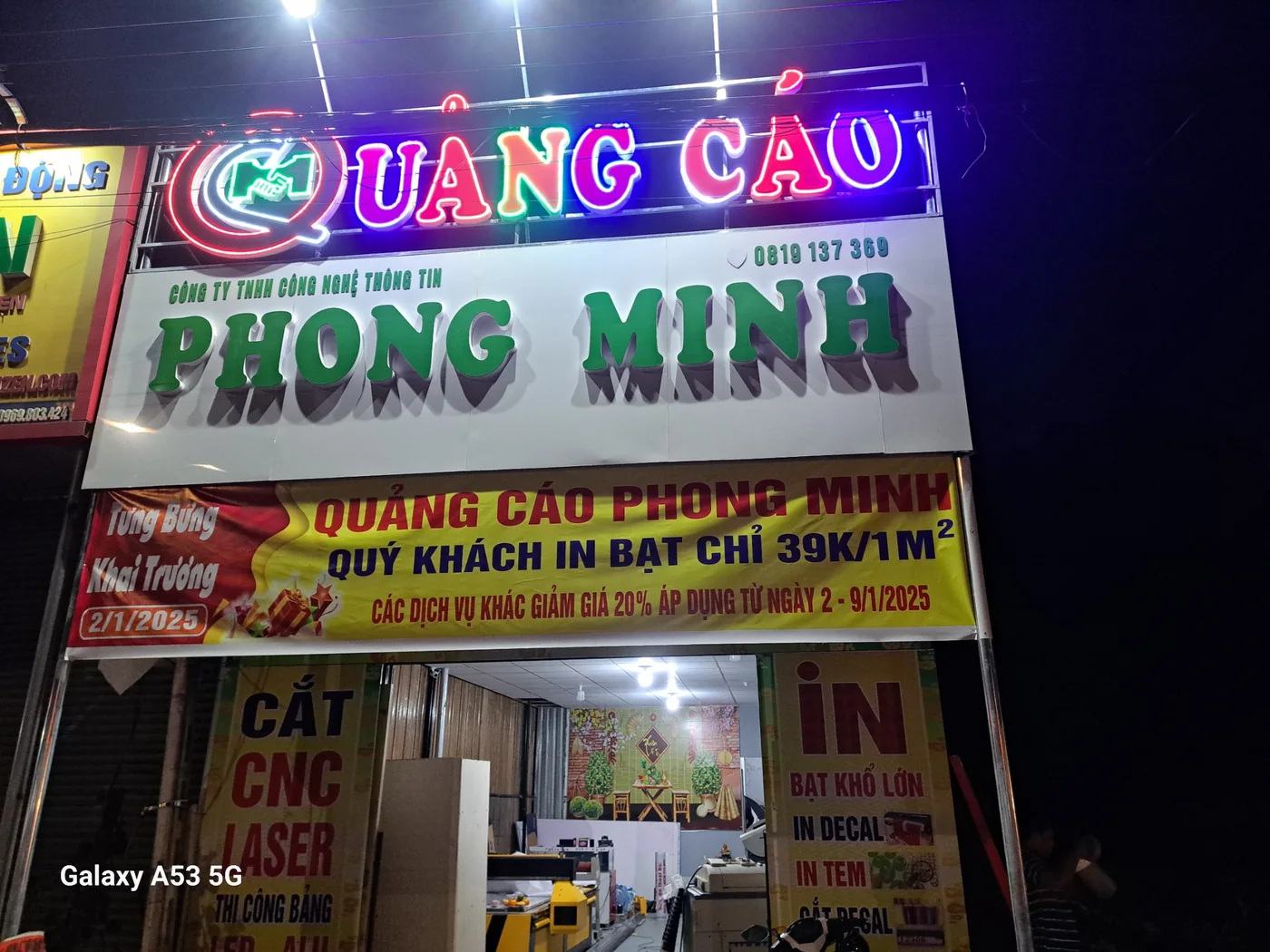 Bảng hiệu Quảng Cáo Phong Minh vào ban đêm